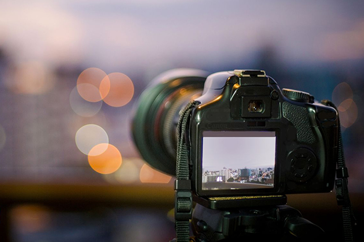 语荻>球面>应用场景>单反相机-球面镜片在单反相机镜头中扮演着关键角色,帮助聚焦光线并将场景成像在感光元件上。高质量的球面镜片可提高成像的清晰度和对比度。